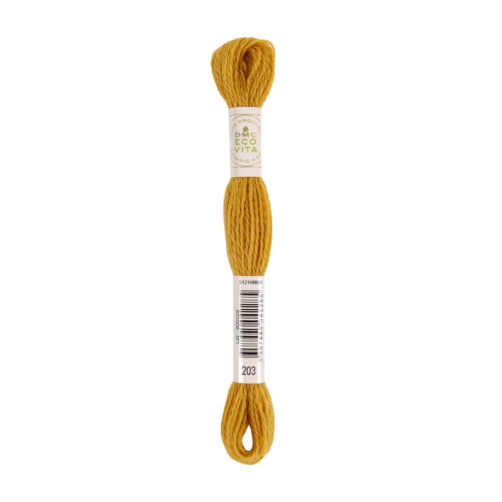 Ein Knäuel senfgelbes Stickgarn mit einem weißen Etikett, auf dem „ECO VITA“ und die Nummer 203 stehen. Dieses natürlich gefärbte Stickgarn eignet sich perfekt, um Ihren Handarbeitsprojekten lebendige Farbakzente zu verleihen.