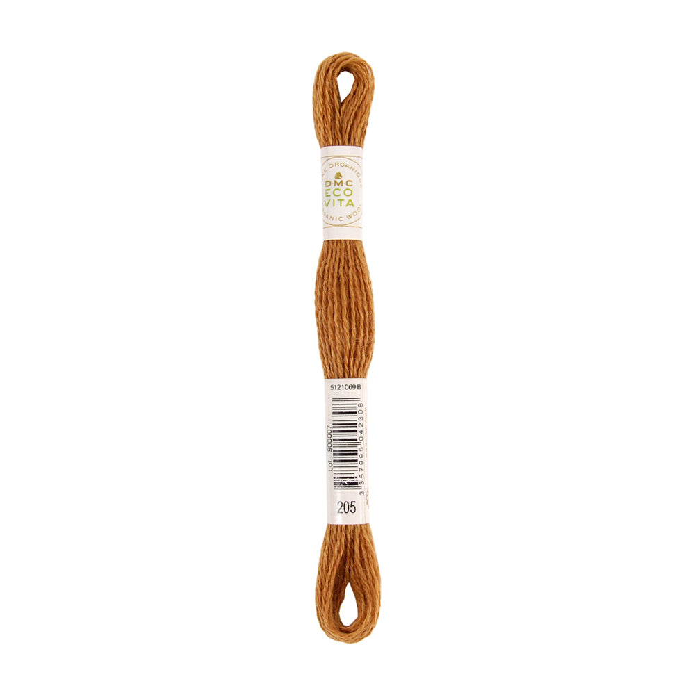 Ein Knäuel braunes Stickgarn mit einem weißen Etikett, das um die Mitte gewickelt ist – dieses naturgefärbte Garn eignet sich perfekt für Ihre umweltfreundlichen Stickprojekte.
