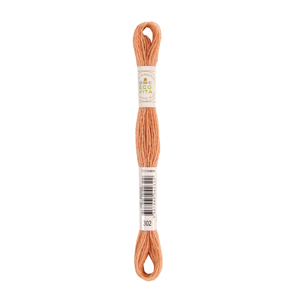 Ein Strang pfirsichfarbener Stickgarn mit der Aufschrift „DMC ECO VITA“, einem Barcode und der Nummer 302. Dieses Stickgarn ist eine natürlich gefärbte, umweltfreundliche Wahl, die an biologische Crewel-Wolle erinnert und sich ideal für nachhaltige Stickprojekte eignet.
