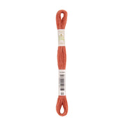 Ein Knäuel orangefarbenes Stickgarn der Marke DMC Eco Vita mit der Nummer 303 auf der Verpackung – dieses Stickgarn ist ideal für Ihr nächstes kreatives Projekt. Es besteht aus natürlich gefärbtem Garn und besticht durch leuchtende Farben und umweltfreundliche Qualität.