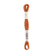 Ein Knäuel orangefarbenes Stickgarn, um dessen Mitte ein Etikett mit der Farbbezeichnung 304 gewickelt ist. Dieses naturgefärbte Garn besticht durch seine leuchtenden Farben und eignet sich perfekt für feine Stickarbeiten.