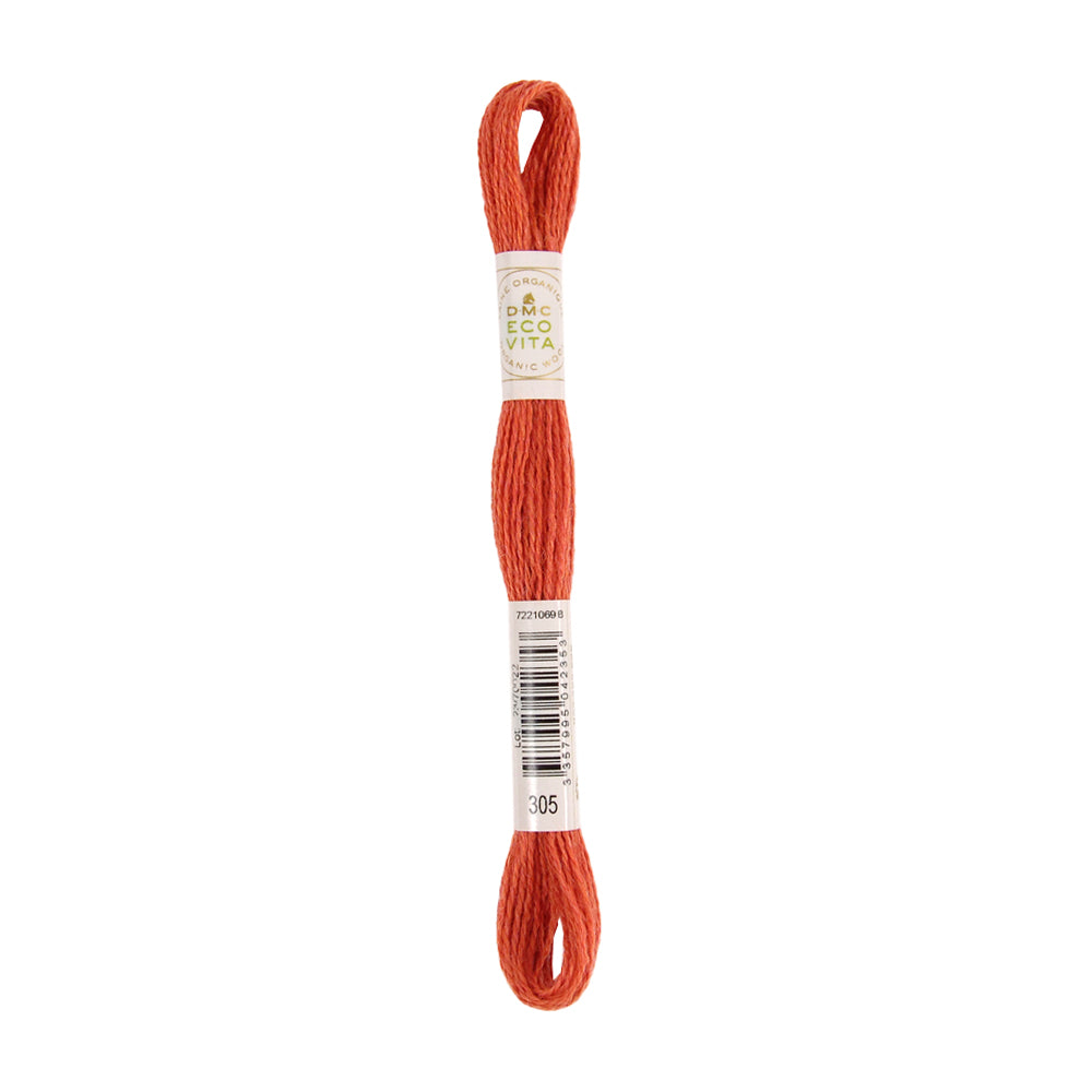Ein Strang orangefarbener Stickgarn mit Papieretikett, abgebildet auf weißem Hintergrund. Dieses Stickgarn besticht durch leuchtende Farben und eine hohe Qualität, die es ideal für jedes Handarbeitsprojekt macht.
