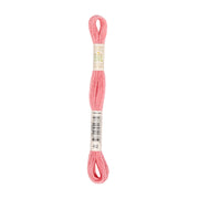 Ein Strang rosa Stickgarn mit Etiketten in der Mitte, abgebildet auf weißem Hintergrund.