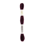 Ein Knäuel dunkelviolettes Stickgarn der Marke „Stickgarn“, um dessen Mitte ein Etikett mit einem Barcode gewickelt ist.