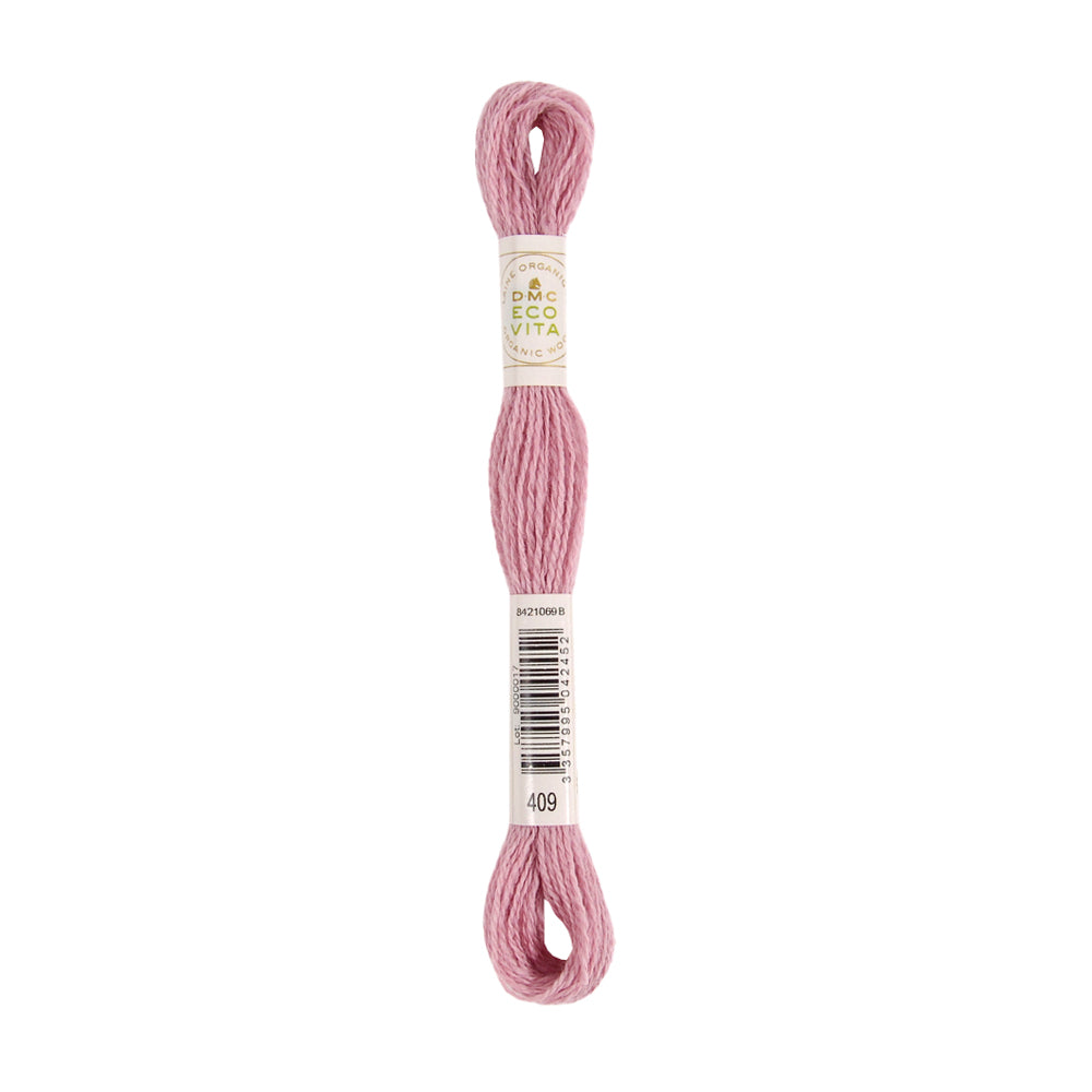 Ein Knäuel rosa DMC Eco Vita Stickgarn, natürlich gefärbtes Garn, mit der Nummer 409 auf weißem Hintergrund beschriftet.