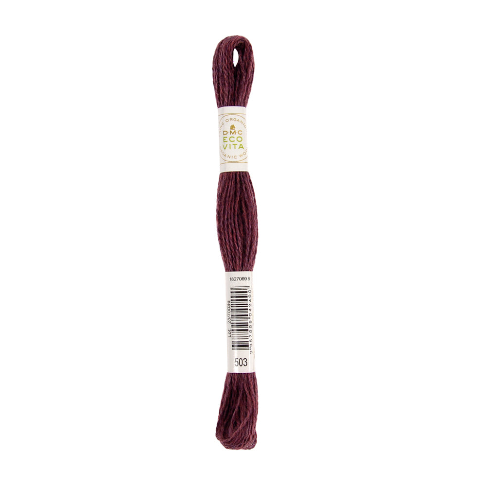 Ein Strang Stickgarn in dunklem Burgunderrot, umwickelt mit einem Etikett und einem Barcode, hergestellt aus natürlich gefärbtem Garn für einen Hauch natürlicher Eleganz.