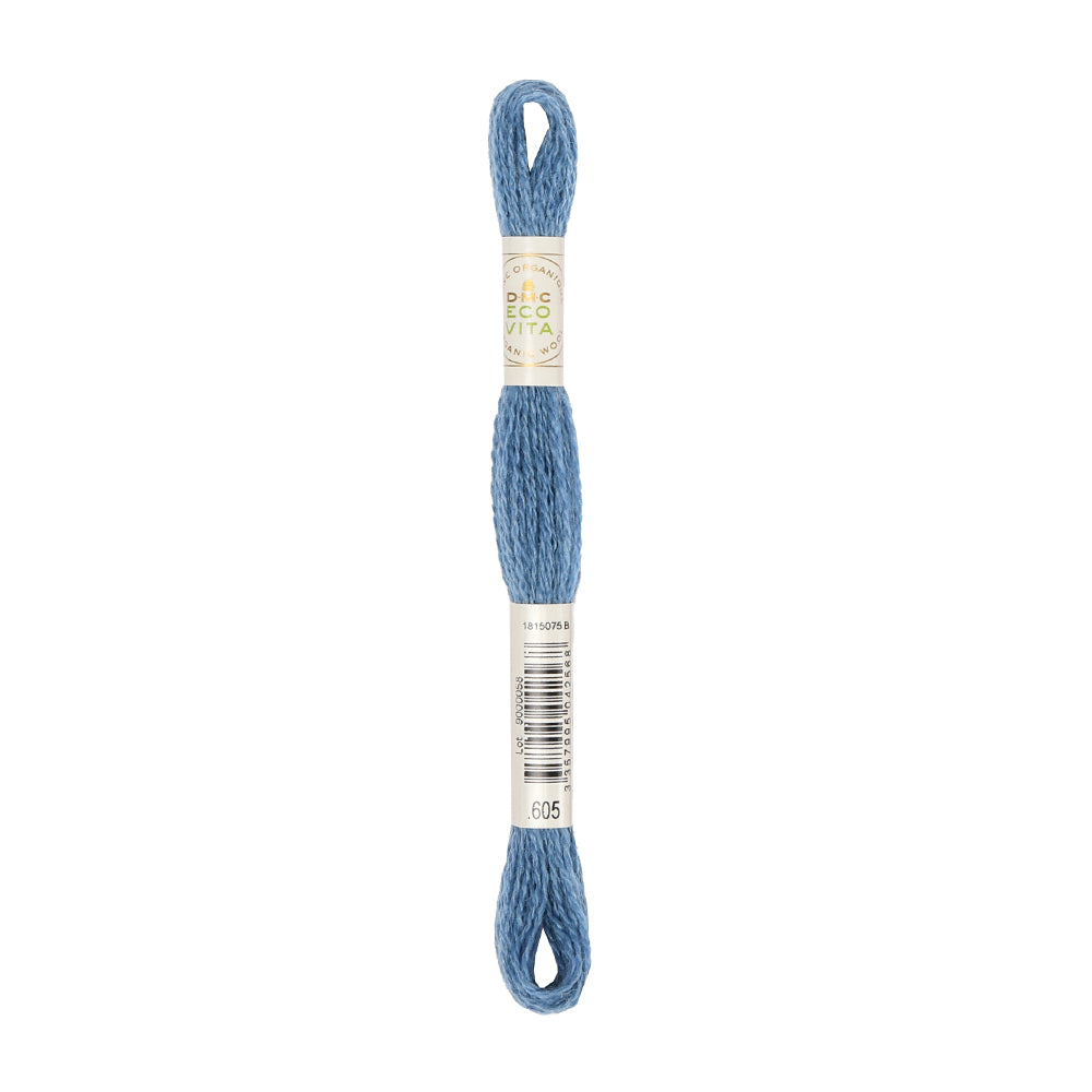 Ein Knäuel blaues Stickgarn, um dessen Mitte Produktetiketten gewickelt sind – dieses naturfarbene Stickgarn besteht aus natürlich gefärbtem Garn und eignet sich für farbenfrohe und umweltfreundliche Stickprojekte.