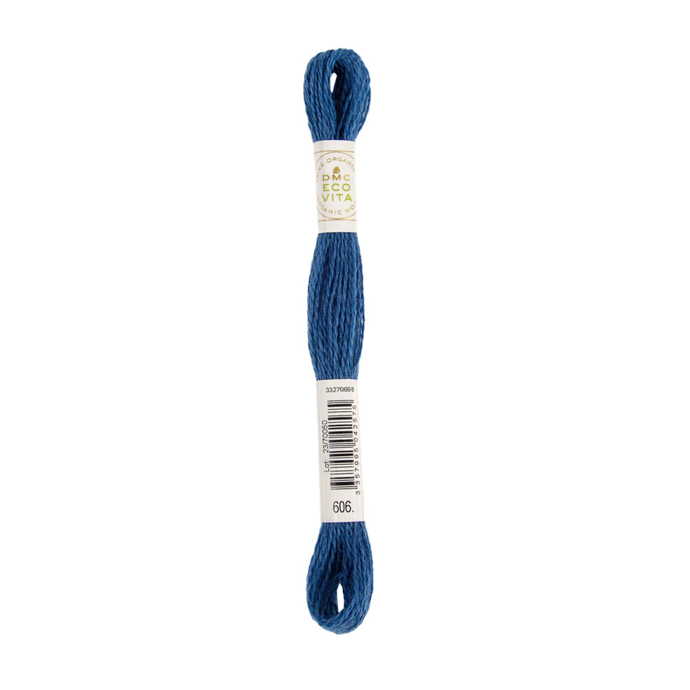 Ein Strang blaues Stickgarn der Marke „Ecco Vita“ mit Barcode und Artikelnummer – dieses natürlich gefärbte Garn eignet sich perfekt für detailreiche Handarbeiten. Es ist ideal als Stickgarn oder Crewel-Wolle und verleiht Ihren kreativen Projekten eine lebendige Note.