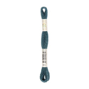 Ein Strang Stickgarn in der Farbe Teal, um dessen Mitte ein Etikett gewickelt ist, auf dem die Zahl 610 zu sehen ist.