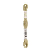Beigefarbene Stickgarn-Spule mit Barcode, Schlaufen an beiden Enden und einem kleinen runden Etikett in der Mitte. Dieses Stickgarn besteht aus natürlich gefärbtem Garn und eignet sich perfekt, um Ihren Handarbeitsprojekten eine umweltfreundliche Note zu verleihen.