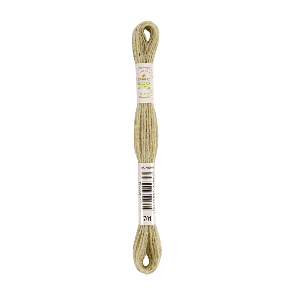 Beigefarbene Stickgarn-Spule mit Barcode, Schlaufen an beiden Enden und einem kleinen runden Etikett in der Mitte. Dieses Stickgarn besteht aus natürlich gefärbtem Garn und eignet sich perfekt, um Ihren Handarbeitsprojekten eine umweltfreundliche Note zu verleihen.