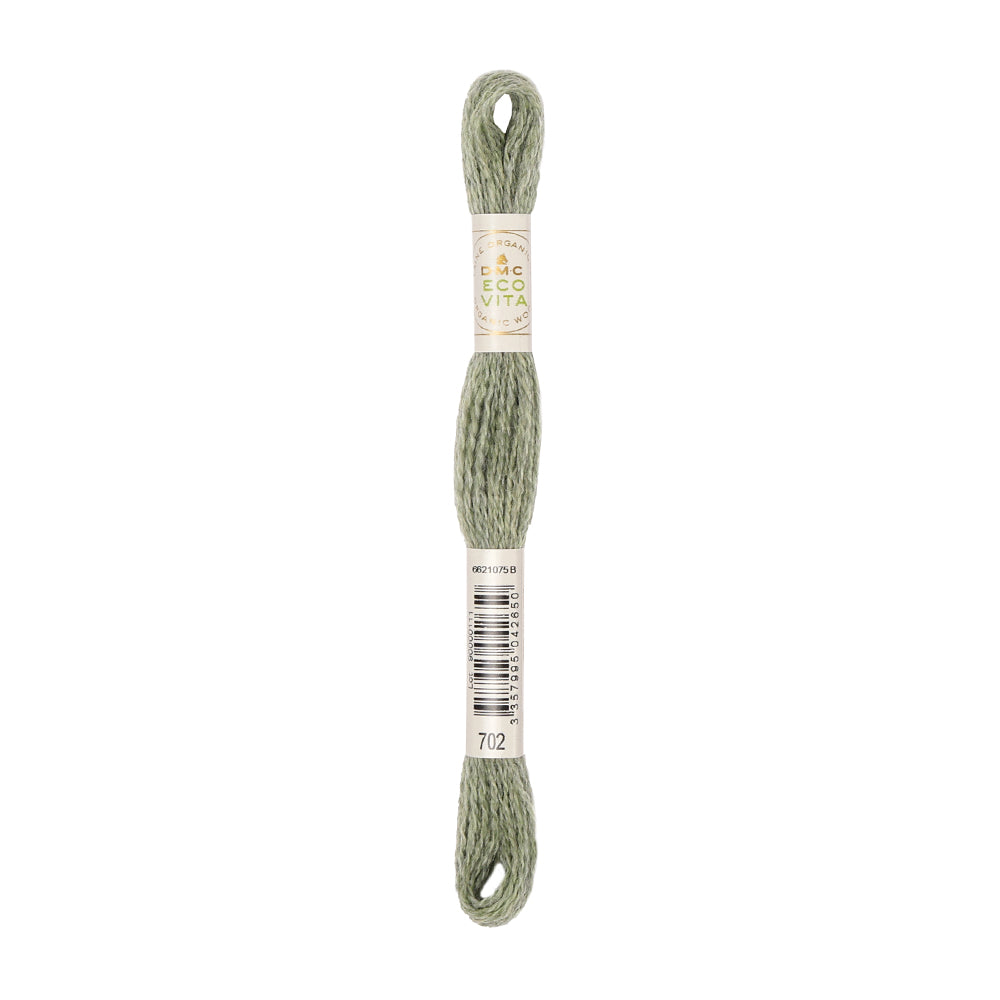 Ein Strang hellgrünes Stickgarn, naturgefärbt, mit einem Etikett und einem Barcode, die um die Mitte gewickelt sind.