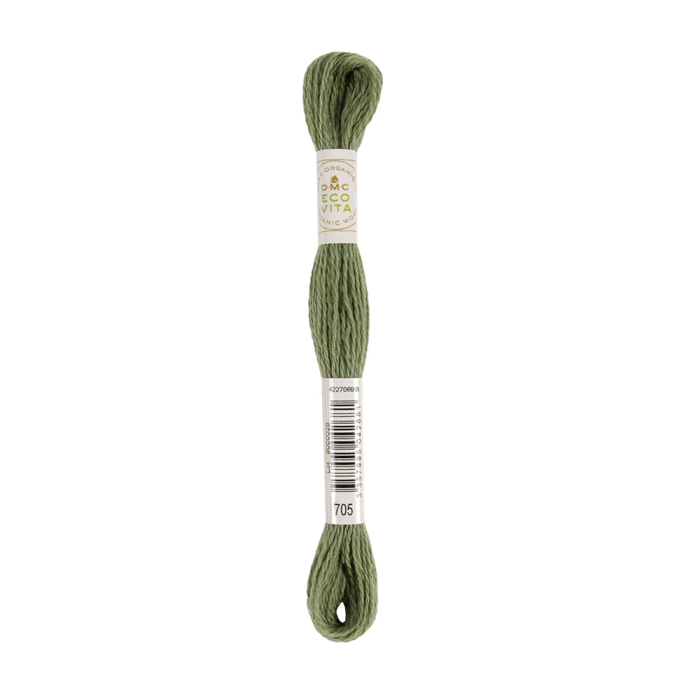 Ein Strang grünes Stickgarn mit der Aufschrift „DMCEco Vita“ und der Nummer 705 auf einem weiß-beigen Etikett – ideal für Projekte, bei denen Stickgarn oder naturgefärbte Garne benötigt werden.
