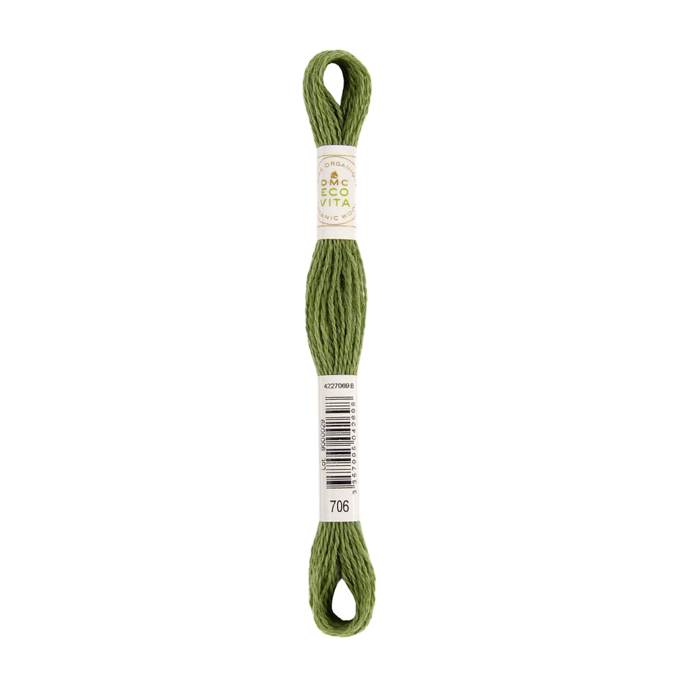 Ein Strang grünes Stickgarn mit einem weißen Etikett und einem Barcode, der um die Mitte gewickelt ist. Dieses natürlich gefärbte Stickgarn eignet sich perfekt für Ihre umweltfreundlichen Projekte und überzeugt durch leuchtende Farben und hochwertige Fasern.