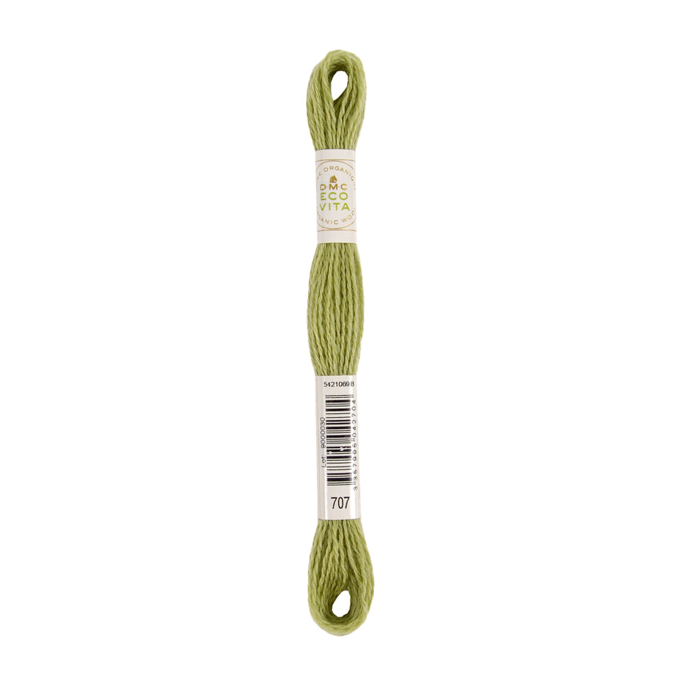 Hellgrüne Stickgarn-Stränge mit der Aufschrift „Eco Vita“, mit Barcode und der Nummer 707 auf dem Etikett. Dieses Stickgarn wird aus biologischer Crewel-Wolle hergestellt und bietet eine natürlich gefärbte Alternative für Ihre Stickprojekte.