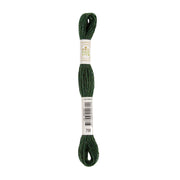 Ein Knäuel dunkelgrünes Stickgarn, in der Mitte natürlich mit einem Etikett umwickelt, perfekt für Stickprojekte. Dieses natürlich gefärbte Garn besticht durch seine satte Farbe und eignet sich ideal für detailreiche Handarbeiten.