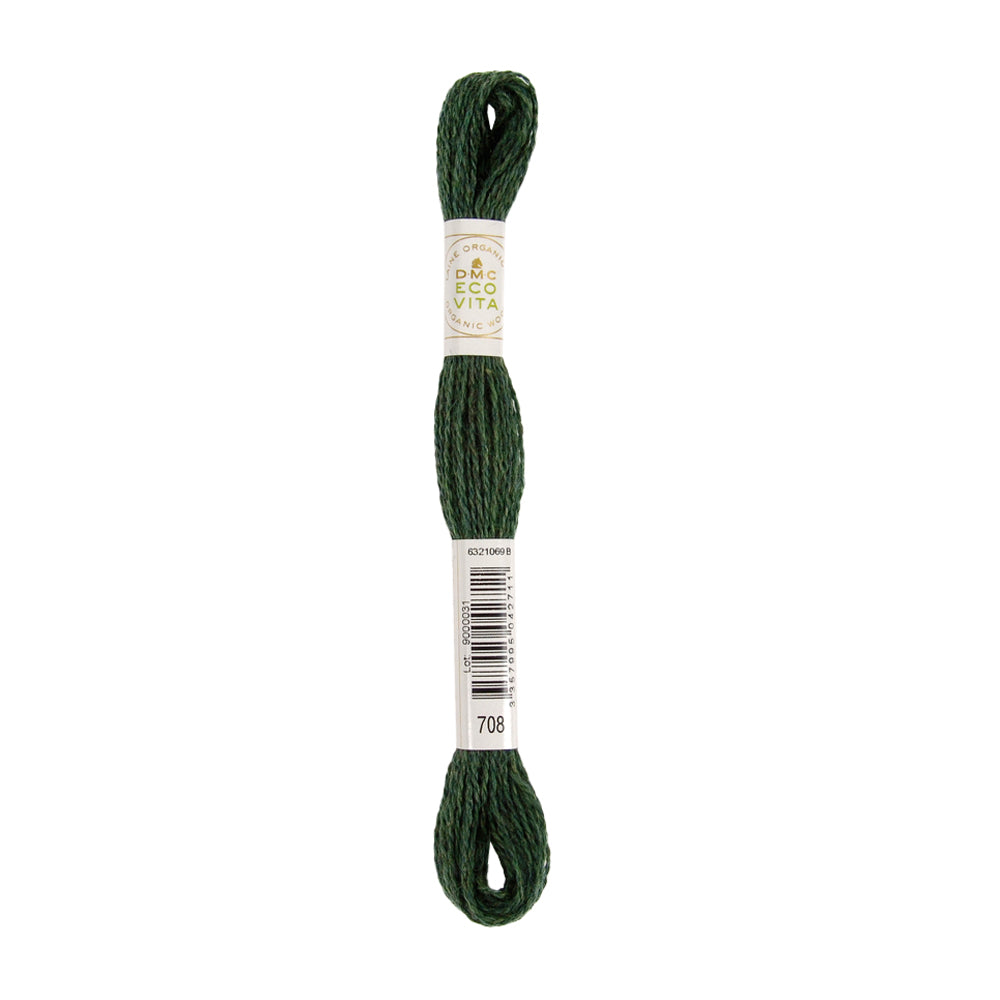 Ein Knäuel dunkelgrünes Stickgarn, in der Mitte natürlich mit einem Etikett umwickelt, perfekt für Stickprojekte. Dieses natürlich gefärbte Garn besticht durch seine satte Farbe und eignet sich ideal für detailreiche Handarbeiten.