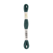 Ein Strang Stickgarn in der Farbe „Teal“ mit einem um die Mitte gewickelten Etikett, auf dem die Nummer 710 vermerkt ist.