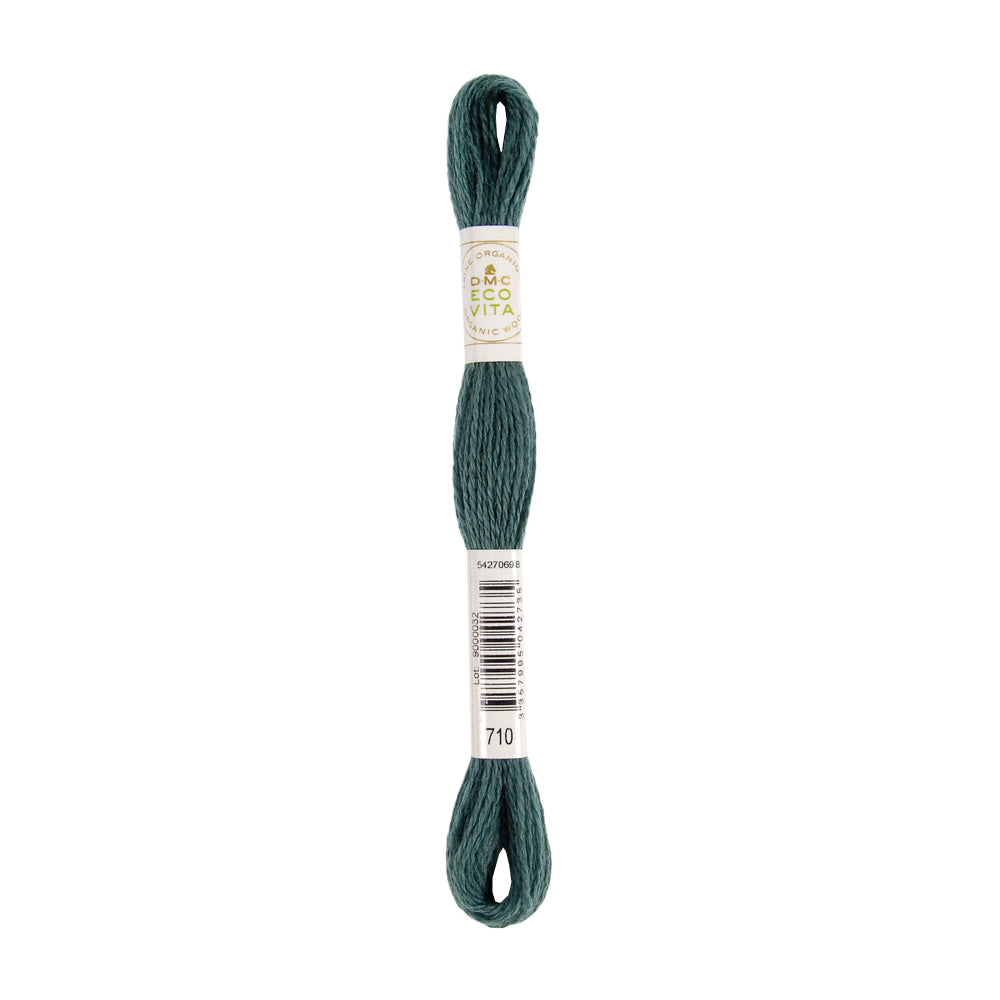Ein Strang Stickgarn in der Farbe „Teal“ mit einem um die Mitte gewickelten Etikett, auf dem die Nummer 710 vermerkt ist.