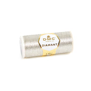 Eine Spule DMC Diamant Garn in metallischem Silber, das beim Sticken wunderschön schimmert, auf weißem Hintergrund.