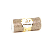Eine Spule DMC Diamant Garn Metallic-Stickgarn in Gold, ideal, um Ihrer Handarbeit einen glänzenden Metalleffekt zu verleihen.