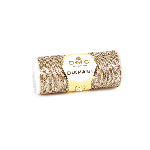 Eine Spule DMC Diamant Garn Metallic-Stickgarn in Gold, ideal, um Ihrer Handarbeit einen glänzenden Metalleffekt zu verleihen.