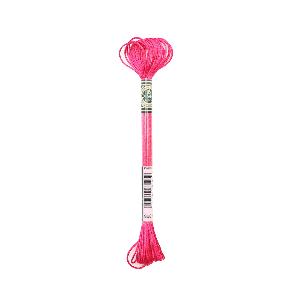 Ein Bündel rosa DMC Stickgarn mit der Bezeichnung 1008F-S601, mit einem Etikett in der Mitte.