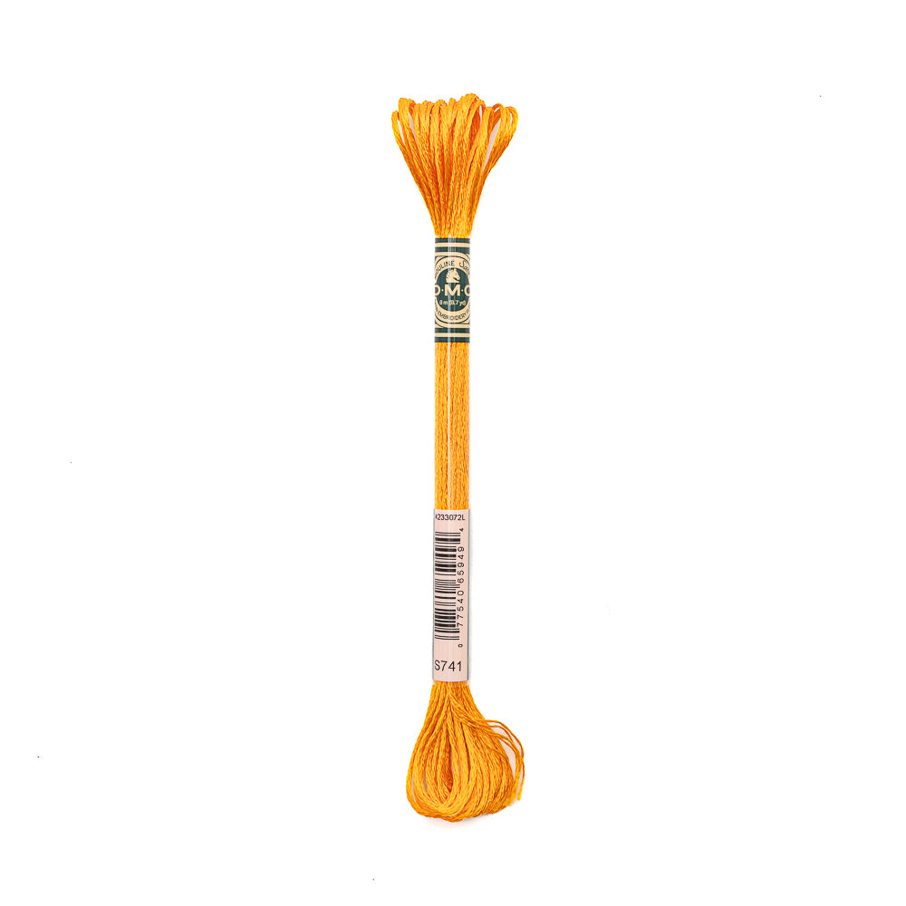 Ein Strang orangefarbener DMC-Stickseide mit einem grün-weißen Etikett, isoliert auf weißem Hintergrund.
