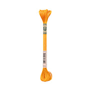 Ein Strang orangefarbener DMC-Stickseide mit einem grün-weißen Etikett, isoliert auf weißem Hintergrund.