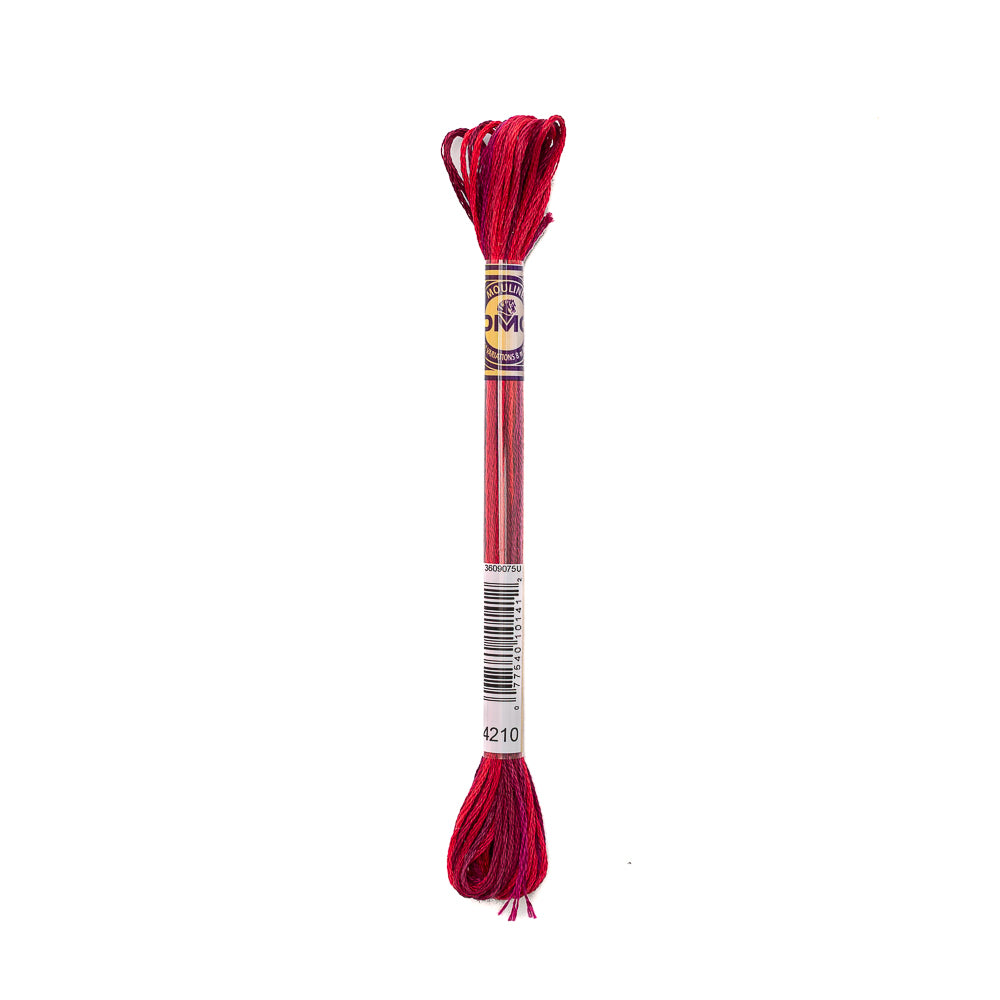 Ein Strang rotes DMC Stickerei Garn mit einem Papieretikett in der Mitte, isoliert auf weißem Hintergrund - ideal zum Sticken und passend zu den Farbtönen der DMC Farbkarte.