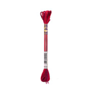 Ein Strang rotes DMC Stickerei Garn mit einem Papieretikett in der Mitte, isoliert auf weißem Hintergrund - ideal zum Sticken und passend zu den Farbtönen der DMC Farbkarte.