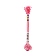 Ein Strang DMC rosa und weißes Baumwollgarn mit einer DMC Farbkennung um die Mitte, perfekt für Stickereien.