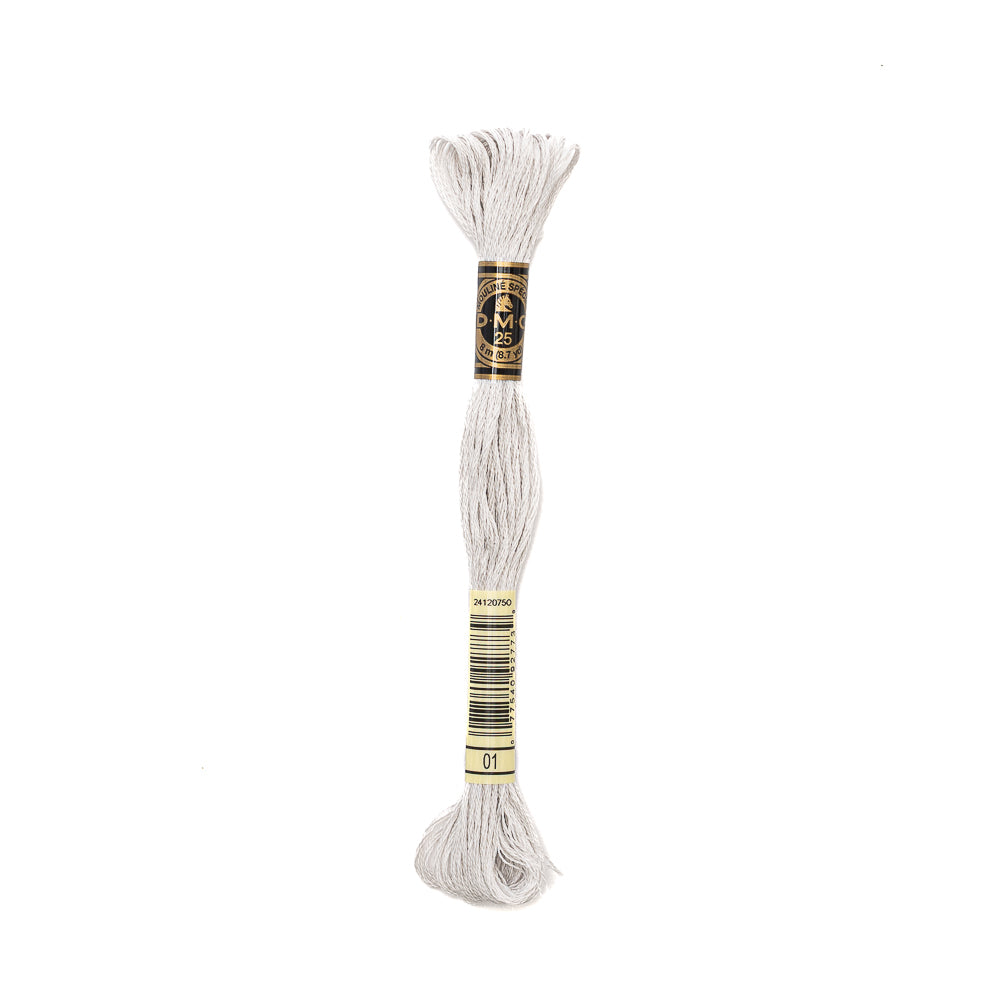 Ein Strang hellgrauer DMC Mouliné Garn Stickgarn aus 100% Baumwolle mit einem schwarz-goldenen Etikett auf weißem Grund.