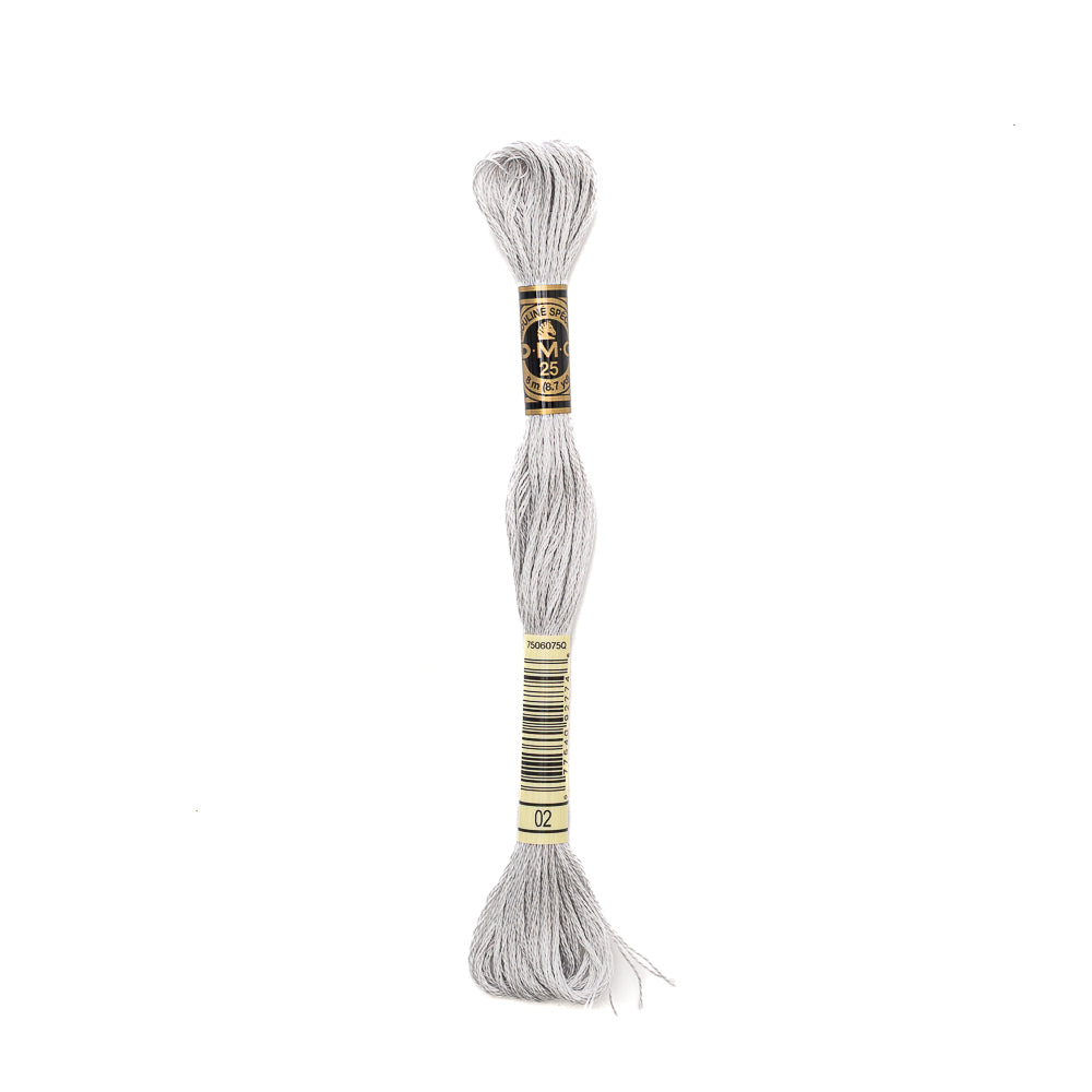 Ein Strang hellgrauer DMC Mouliné Garn Stickgarn aus 100% Baumwolle mit einem schwarz-goldenen Etikett auf weißem Grund.