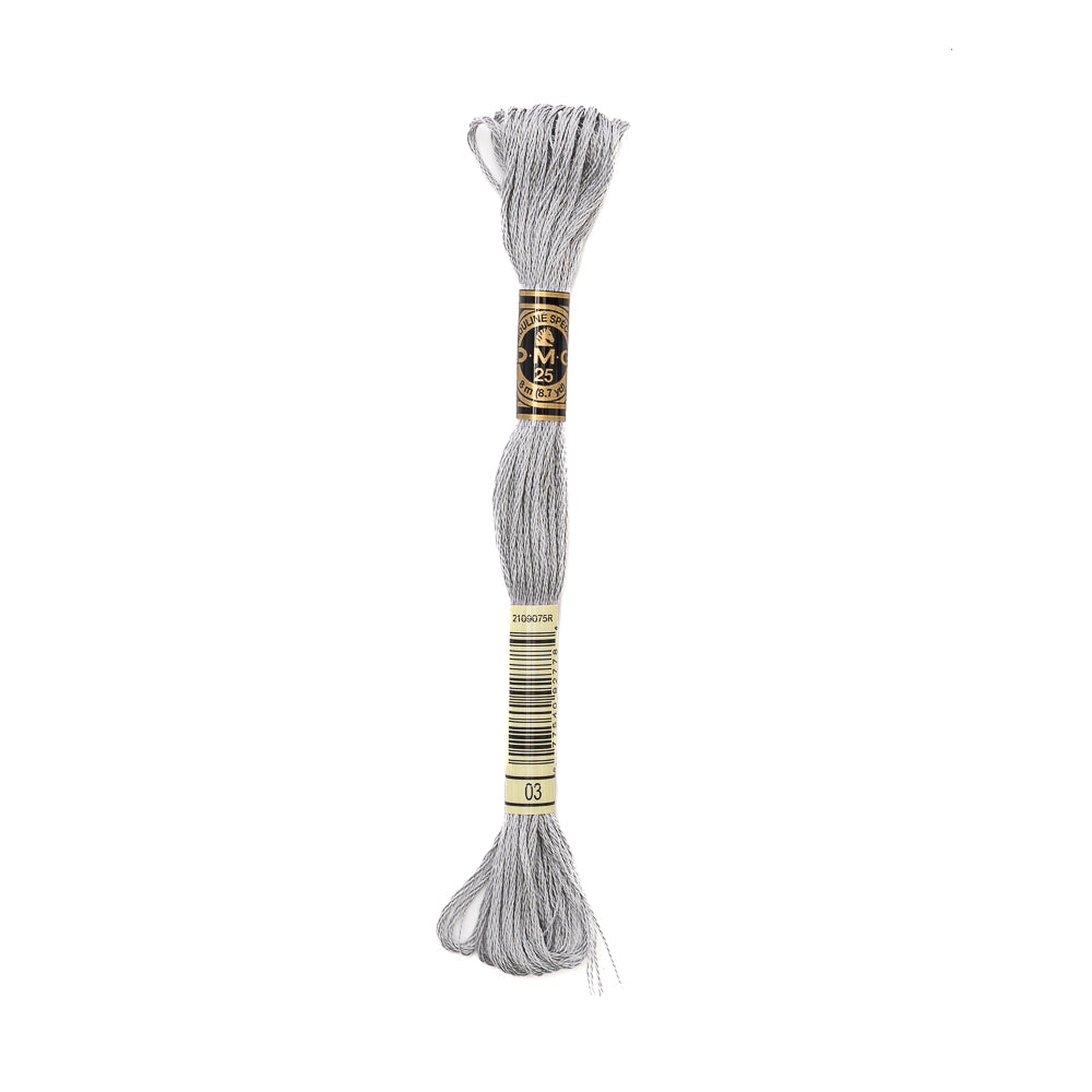 Ein Strang hellgrauer DMC Mouliné Garn Stickgarn aus 100% Baumwolle mit einem schwarz-goldenen Etikett in der Mitte.