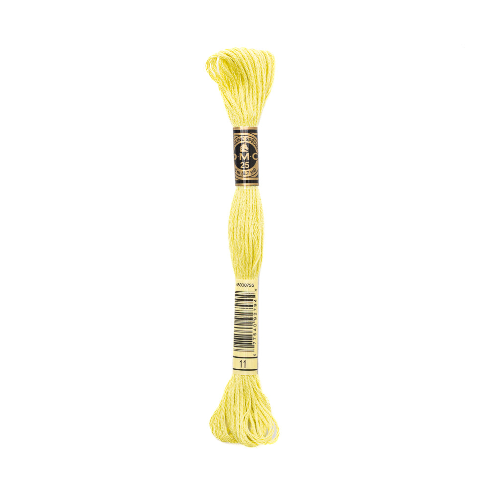 Ein Strang hellgelber DMC Mouliné Garn Stickgarn aus 100% Baumwolle mit schwarzen und goldenen Etiketten auf weißem Hintergrund.