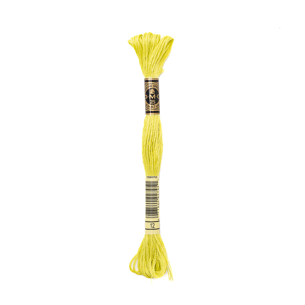 Ein Strang DMC-Stickgarn in leuchtendem Gelb, mit schwarzen und goldenen Etiketten an beiden Enden.