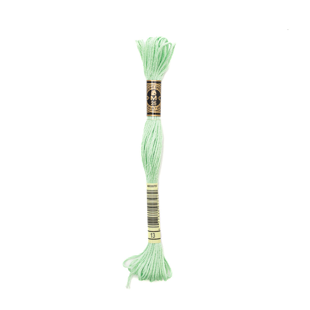 Hellgrünes DMC Stickgarn mit schwarz-goldenem Etikett auf weißem Grund. Hergestellt aus 100% Baumwolle, ist dieses teilbare Garn perfekt für detaillierte Stickprojekte.
