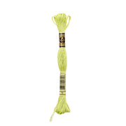 Ein Strang hellgelber DMC Stickgarn-Stickgarn mit einem schwarz-goldenen Etikett und Barcode.