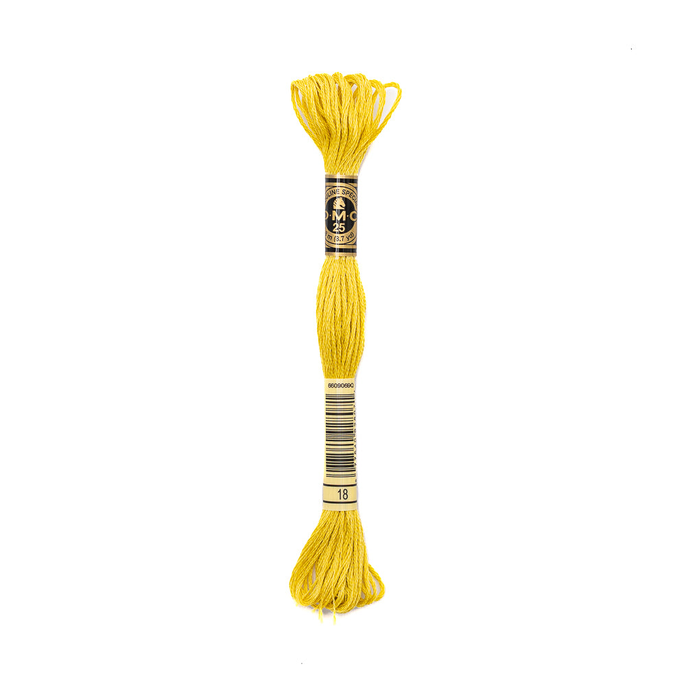 Ein Strang gelbe DMC-Stickgarns mit einem schwarz-goldenen Etikett ist auf weißem Hintergrund abgebildet.