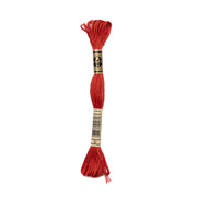 Roter DMC-Stickgarnstrang mit der Aufschrift Mouliné Garn in Schwarz und Gold auf weißem Hintergrund. Dieses hochwertige Stickgarn ist ideal für detaillierte Stickprojekte und Handarbeiten.