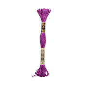 Ein Strang lila DMC-Stickgarn mit goldenen und schwarzen Etiketten, die um den Strang gewickelt sind.
