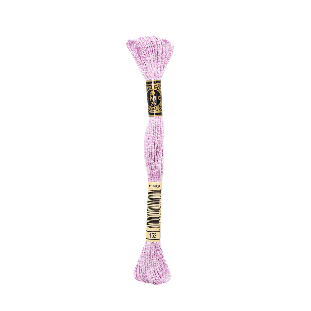 Ein Strang hellvioletter DMC-Stickgarn mit einem schwarz-goldenen Etikett - ideal als Mouliné Garn oder Stickgarn für alle Ihre Stickprojekte.