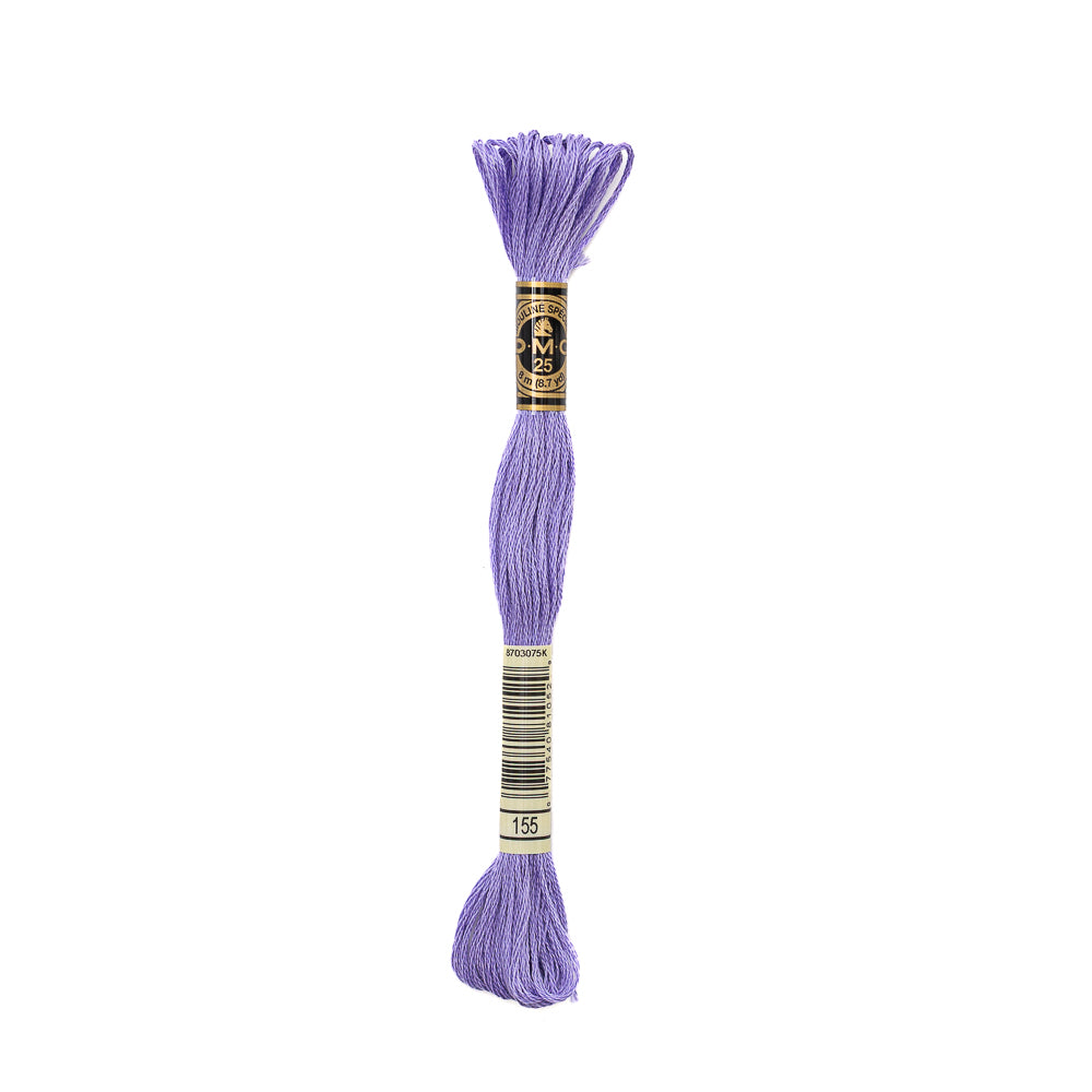 Ein Strang DMC-Stickgarn, Farbe 155 (Lavendel), ist mit einem schwarz-goldenen Etikett mit der Nummer 155 auf dem Boden versehen.
