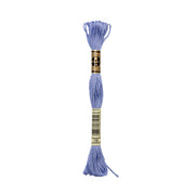 Hellviolette DMC Mouliné-Stickgarnsträhne mit schwarz-goldenem Etikett aus 100% Baumwolle, abgebildet auf einem weißen Hintergrund.