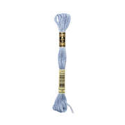 Ein Strang hellblauer DMC-Stickgarns mit einem schwarz-goldenen Etikett auf weißem Hintergrund.