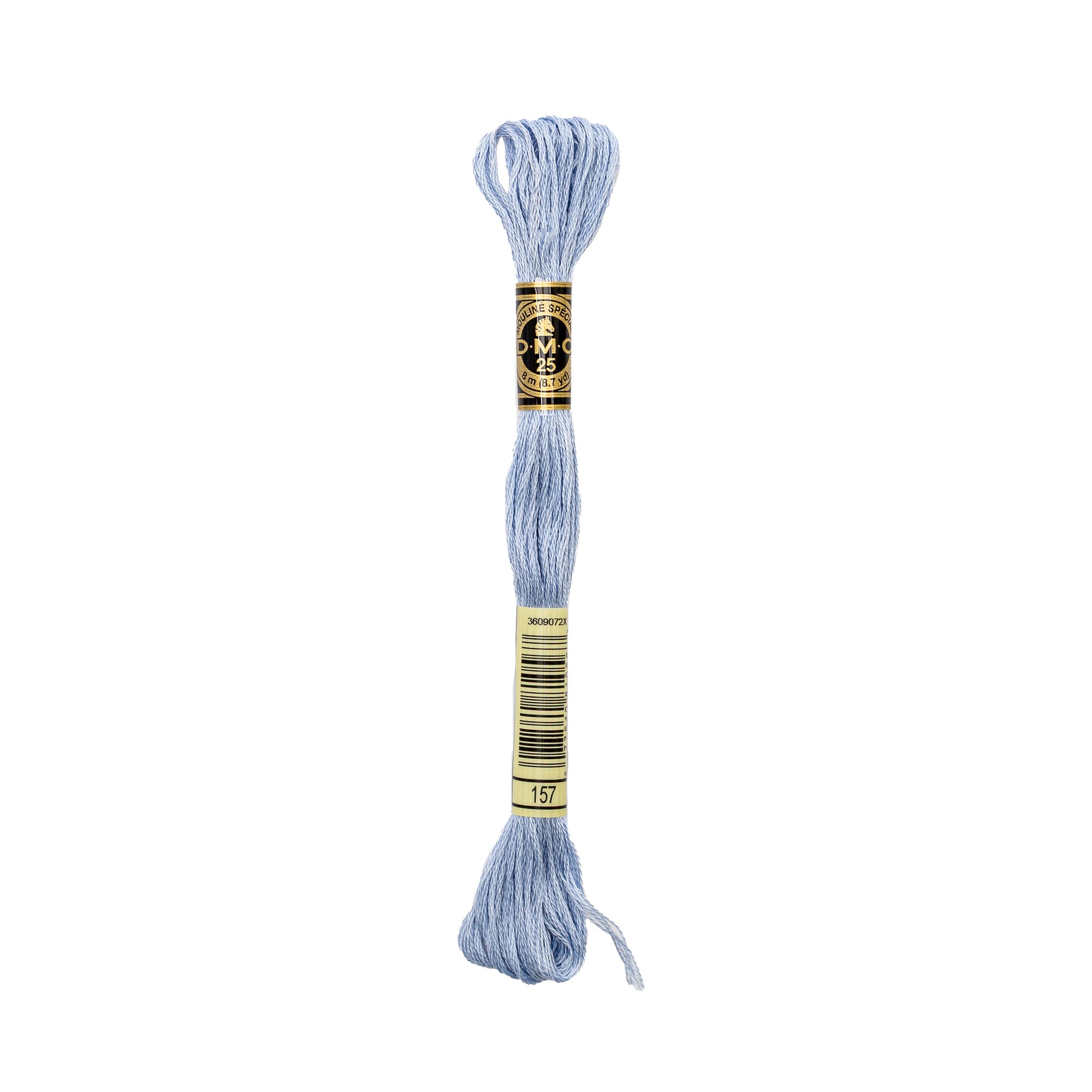 Ein Strang hellblauer DMC-Stickgarns mit einem schwarz-goldenen Etikett auf weißem Hintergrund.