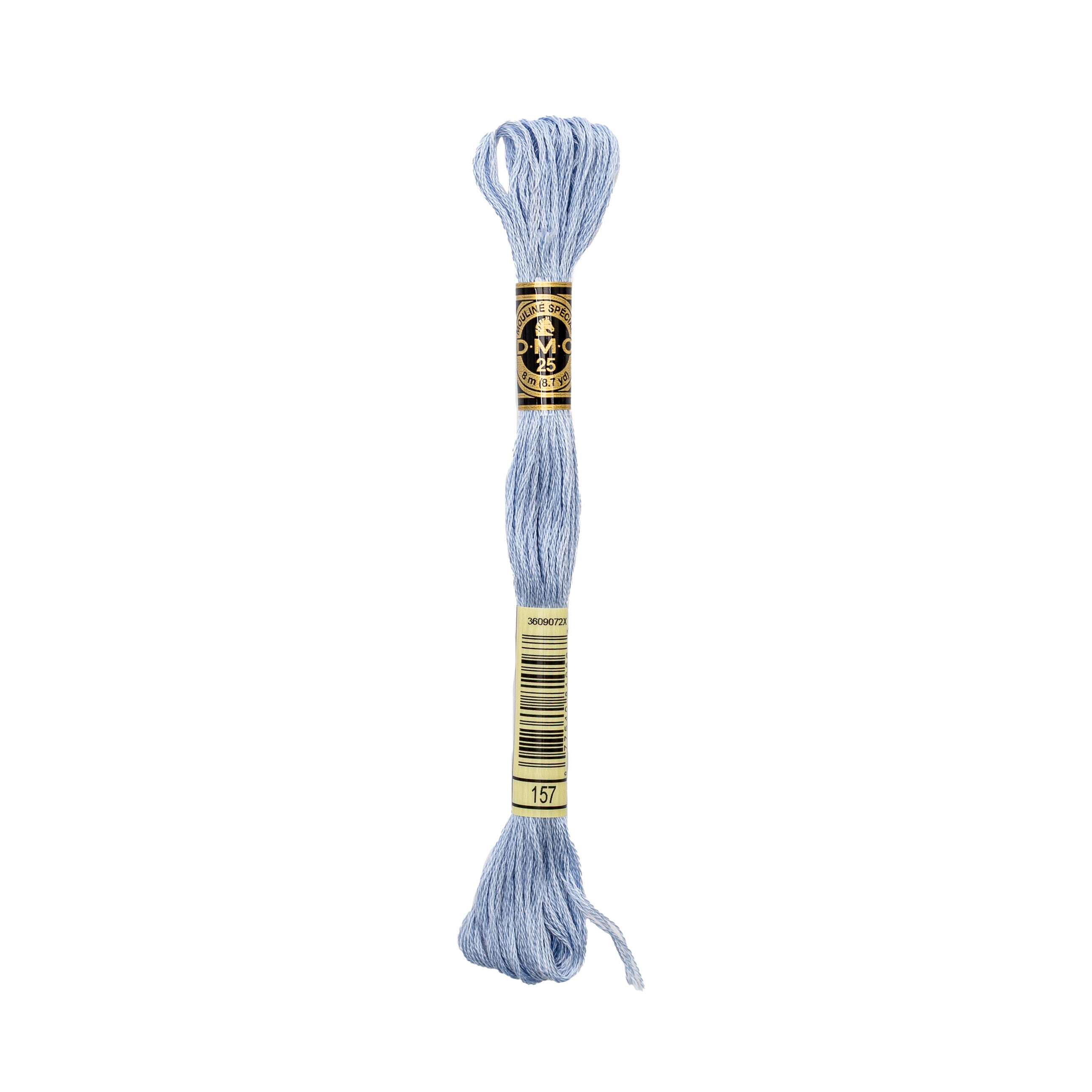 Ein Strang hellblauer DMC-Stickgarns mit einem schwarz-goldenen Etikett auf weißem Hintergrund.