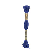 Ein Strang blaue DMC Stickgarn "Mouliné Garn" mit einem schwarz-goldenen Mittelstreifen, hergestellt aus 100% Baumwolle.