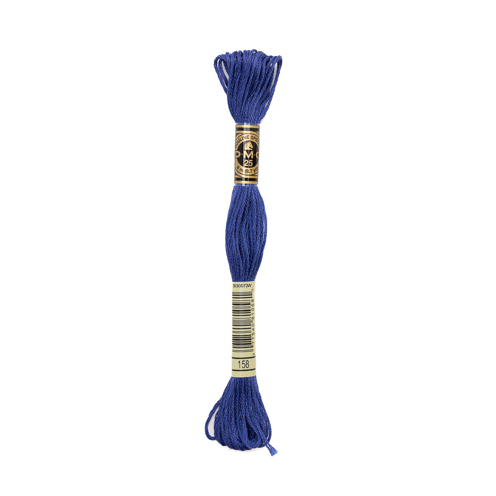 Ein Strang blaue DMC Stickgarn "Mouliné Garn" mit einem schwarz-goldenen Mittelstreifen, hergestellt aus 100% Baumwolle.